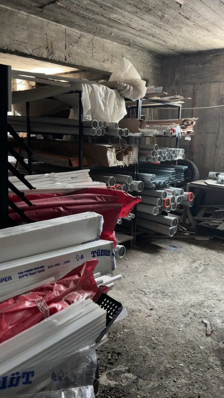 ARIK YAPI depo alanında tesisat boruları, ek parçaları ve kornişler