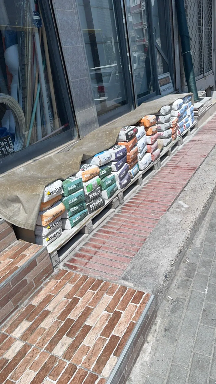 ARIK YAPI mağaza önünde seramik yapıştırıcısı, harç ve yapı kimyasalları